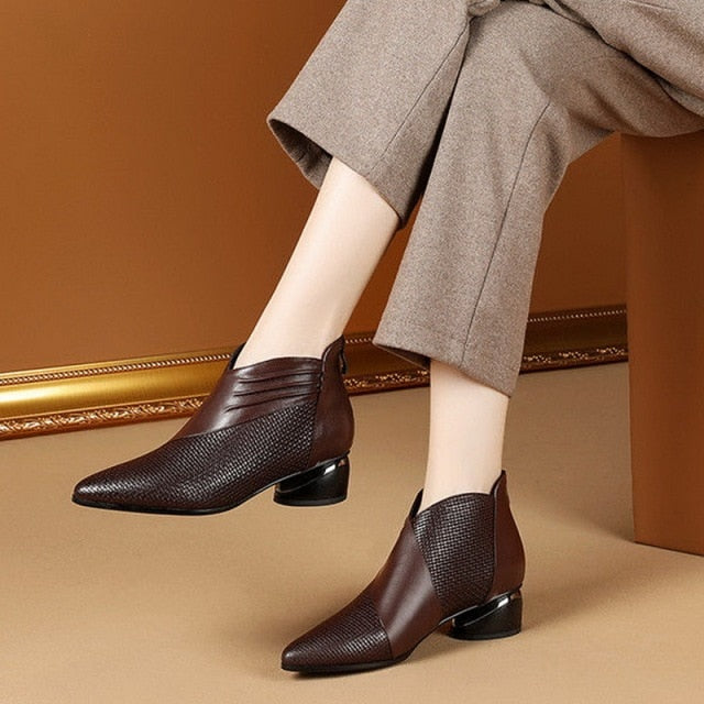 Pointed toe Chelsea Boots