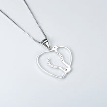 Carregar imagem no visualizador da galeria, 925 Silver Heart Shaped Horse Head Necklace

