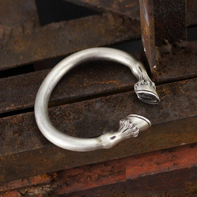 Regulowana bransoletka w kształcie podkowy w kolorze antycznego srebra