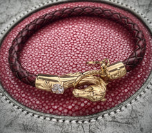 Carica l&#39;immagine nel visualizzatore di Gallery, Wild Horse Cuff Leather Bracelet
