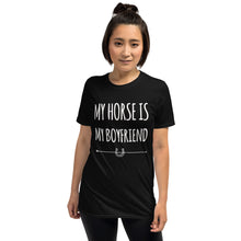 Cargar imagen en el visor de la galería, Camiseta unisex Mi caballo es mi novio
