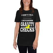 Carregar imagem no visualizador da galeria, Camiseta unissex Eu faço verificações de gravidade
