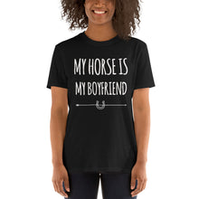 画像をギャラリービューアに読み込む, 私の馬は私のボーイフレンドユニセックスTシャツです
