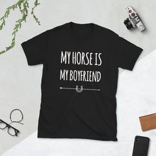 将图片加载到图库查看器，我的马是我的男朋友男女通用 T 恤
