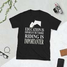 Cargar imagen en el visor de la galería, Camiseta unisex Montar a caballo es importante
